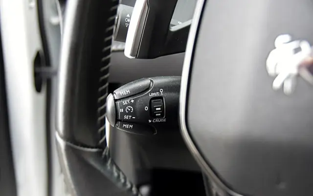 PEUGEOT 208 1.2 PureTech Allure Pack S&S EAT8