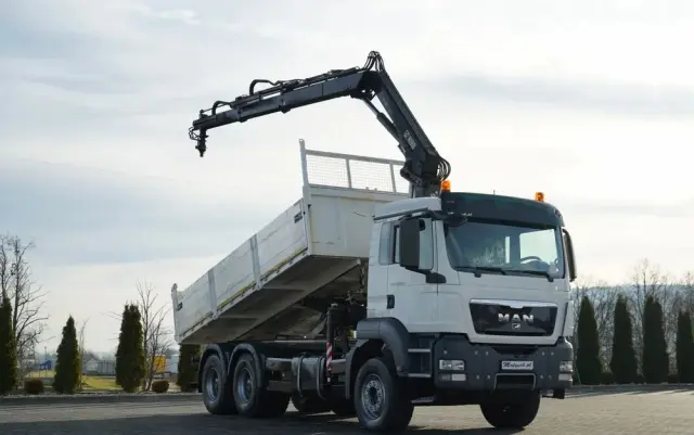 MAN TGS 33.360 / 6x4 / WYWROTKA TYLNOZSYPOWA 5,8 M + HDS HIAB XS 122 / STEROWANIE RADIOWE / HDS ZA KABINĄ / EURO 5 / MANUAL 