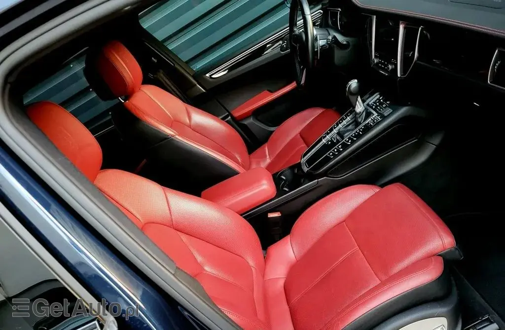 PORSCHE Macan 