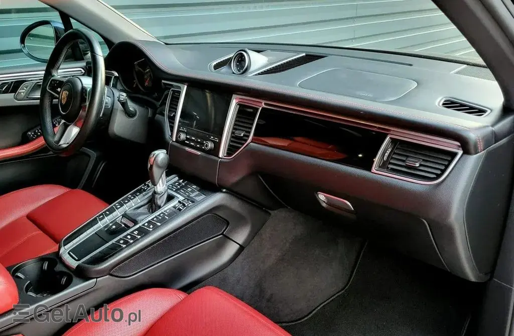PORSCHE Macan 