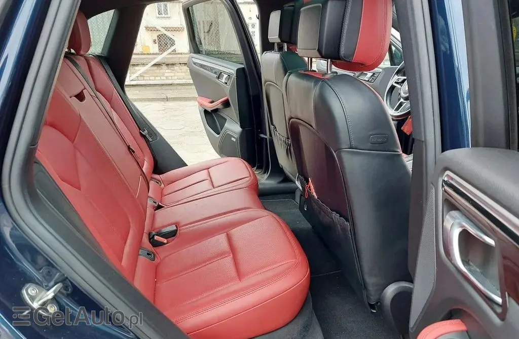 PORSCHE Macan 