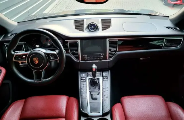 PORSCHE Macan 