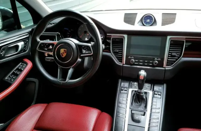 PORSCHE Macan 