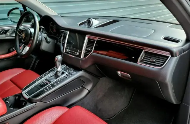 PORSCHE Macan 