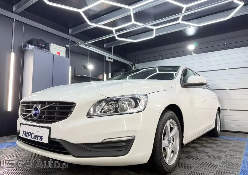VOLVO V60 T3 Drive-E Momentum
