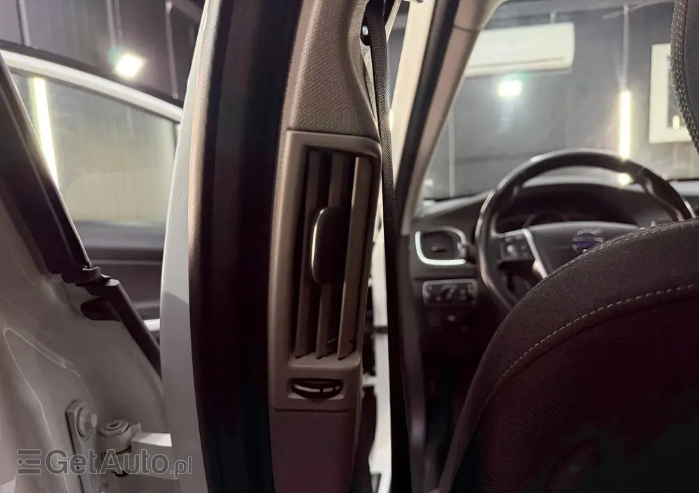 VOLVO V60 T3 Drive-E Momentum