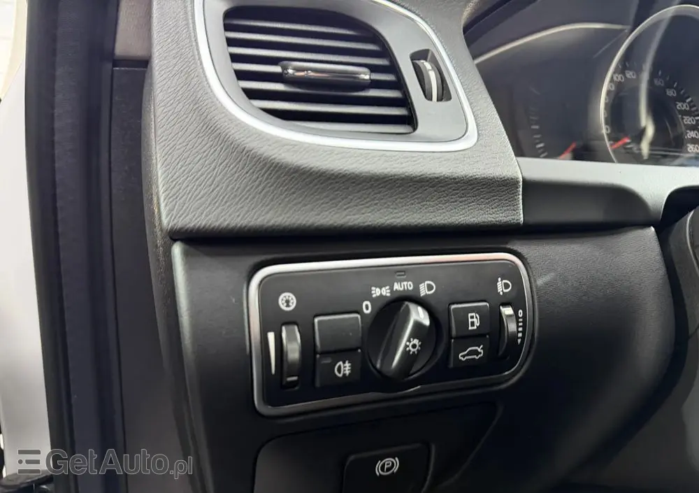 VOLVO V60 T3 Drive-E Momentum