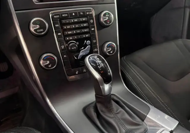 VOLVO V60 T3 Drive-E Momentum