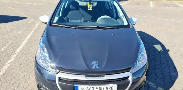 PEUGEOT 208 
