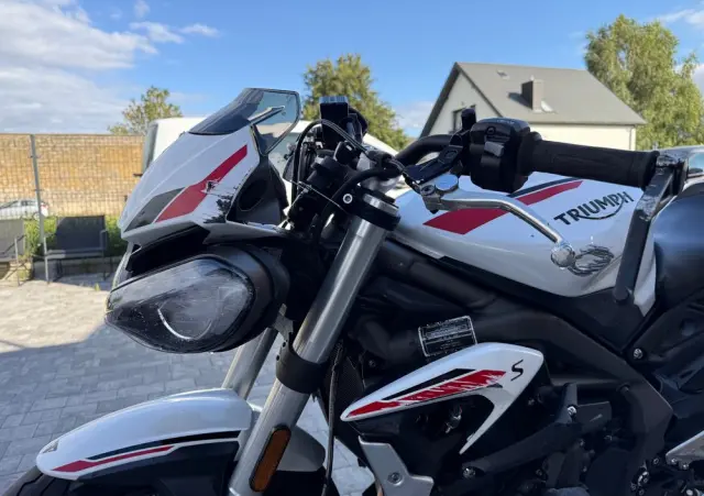 TRIUMPH Street Triple 