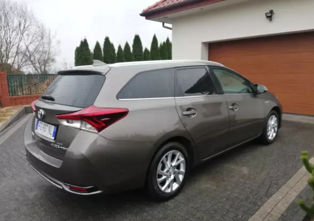 TOYOTA Auris 