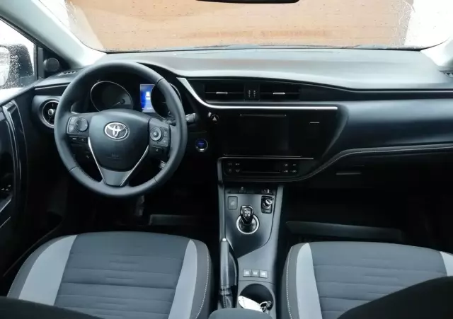TOYOTA Auris 