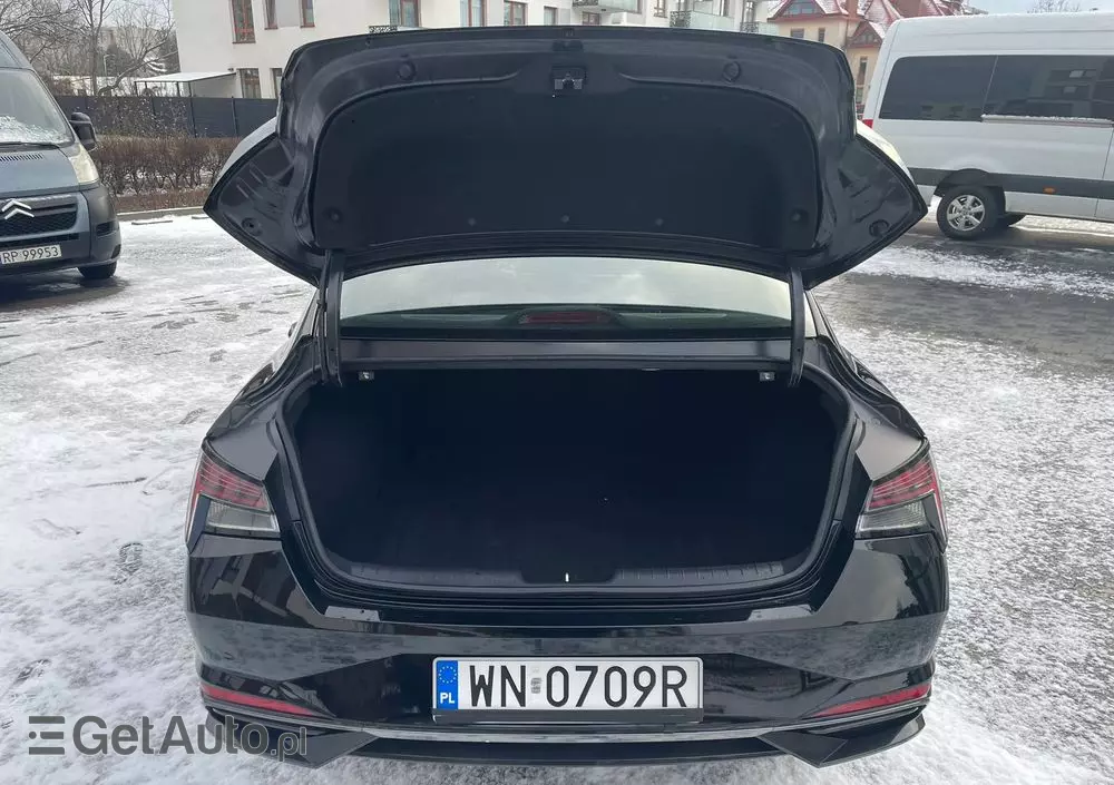 HYUNDAI Elantra 1.6 Executive CVT