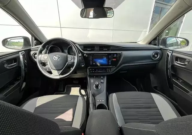 TOYOTA Auris Hybrid 135 Active