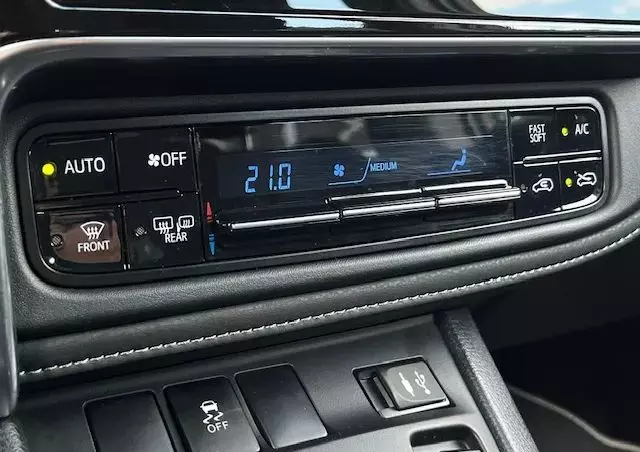 TOYOTA Auris Hybrid 135 Active