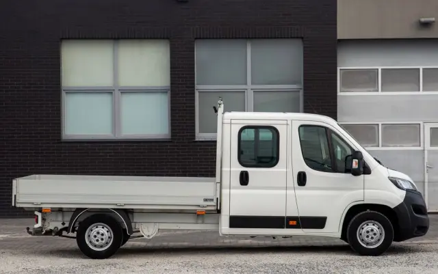 PEUGEOT Boxer 7-OSÓB *DOKA* SKRZYNIA 165KM 