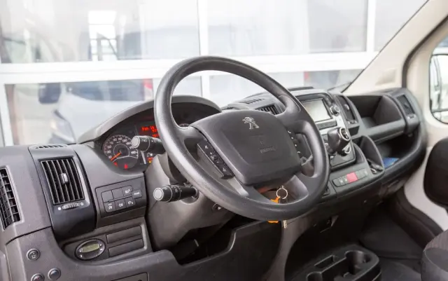 PEUGEOT Boxer 7-OSÓB *DOKA* SKRZYNIA 165KM 