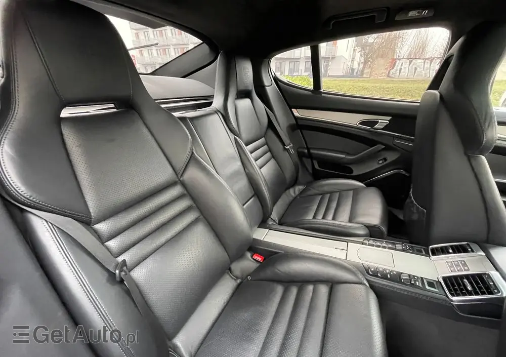 PORSCHE Panamera 