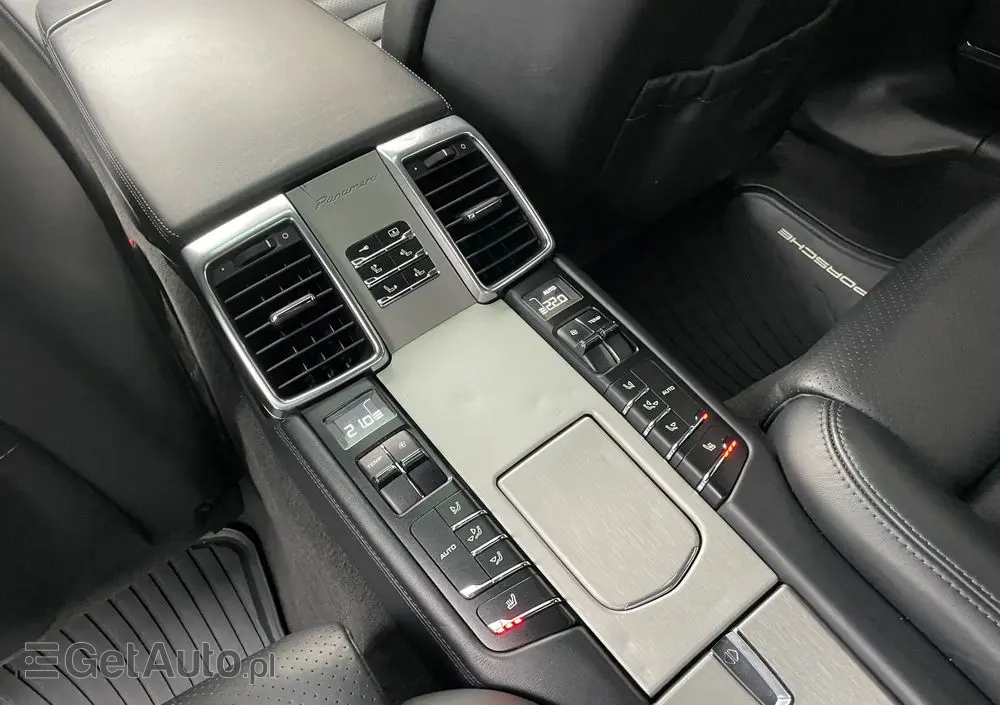 PORSCHE Panamera 