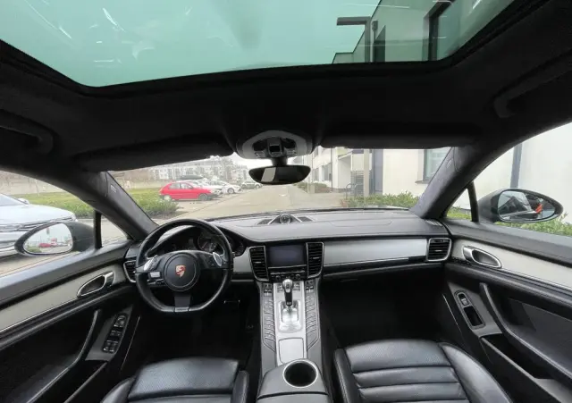 PORSCHE Panamera 