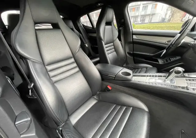 PORSCHE Panamera 