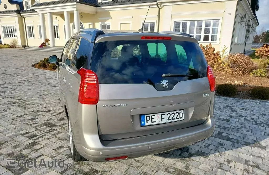 PEUGEOT 5008 