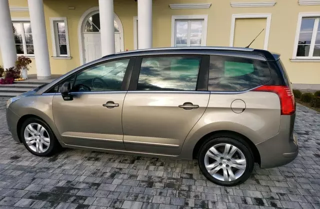 PEUGEOT 5008 