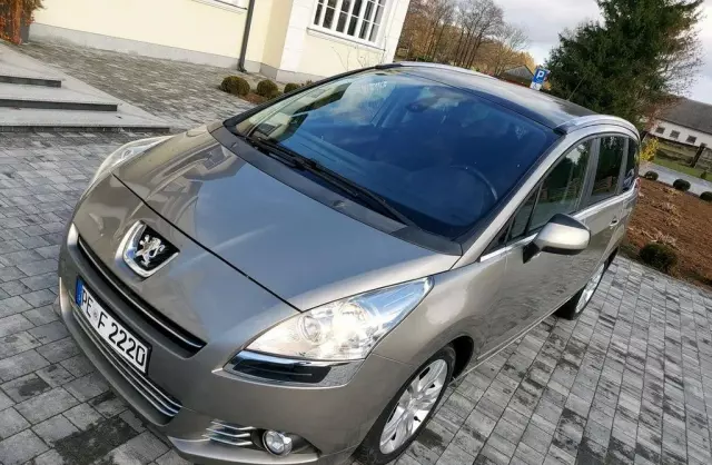 PEUGEOT 5008 
