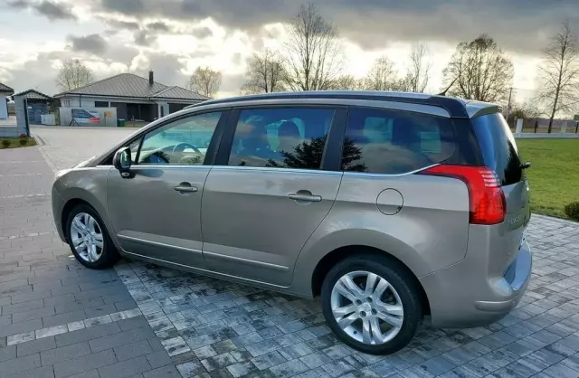PEUGEOT 5008 