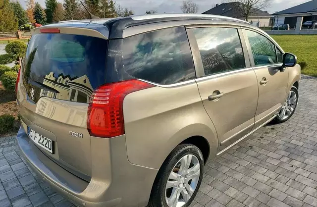 PEUGEOT 5008 