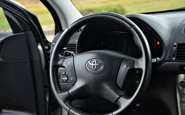 TOYOTA Avensis 