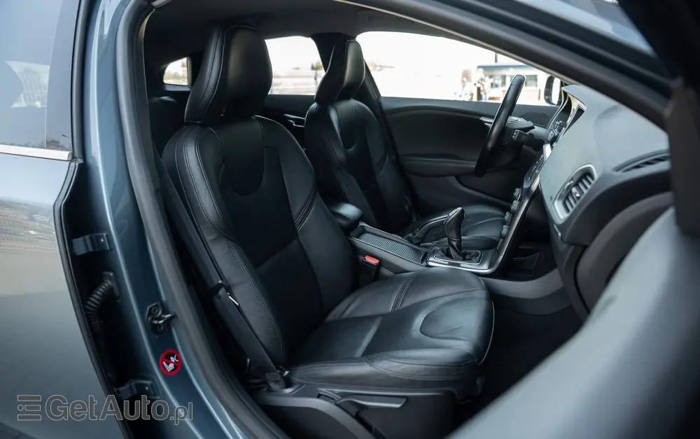 VOLVO V40 T3