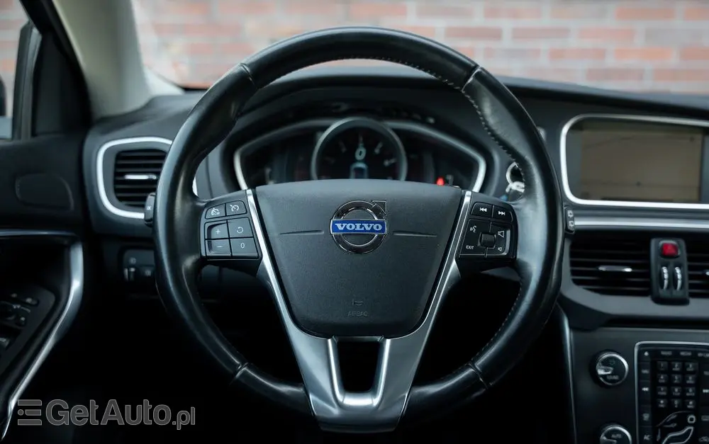 VOLVO V40 T3