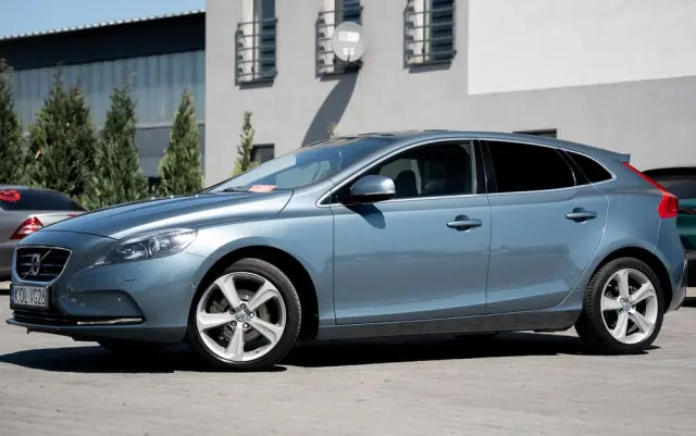 VOLVO V40 T3