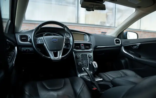 VOLVO V40 T3