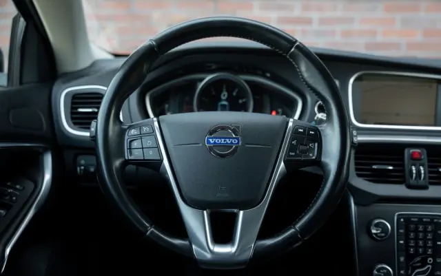 VOLVO V40 T3