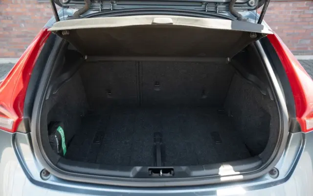 VOLVO V40 T3
