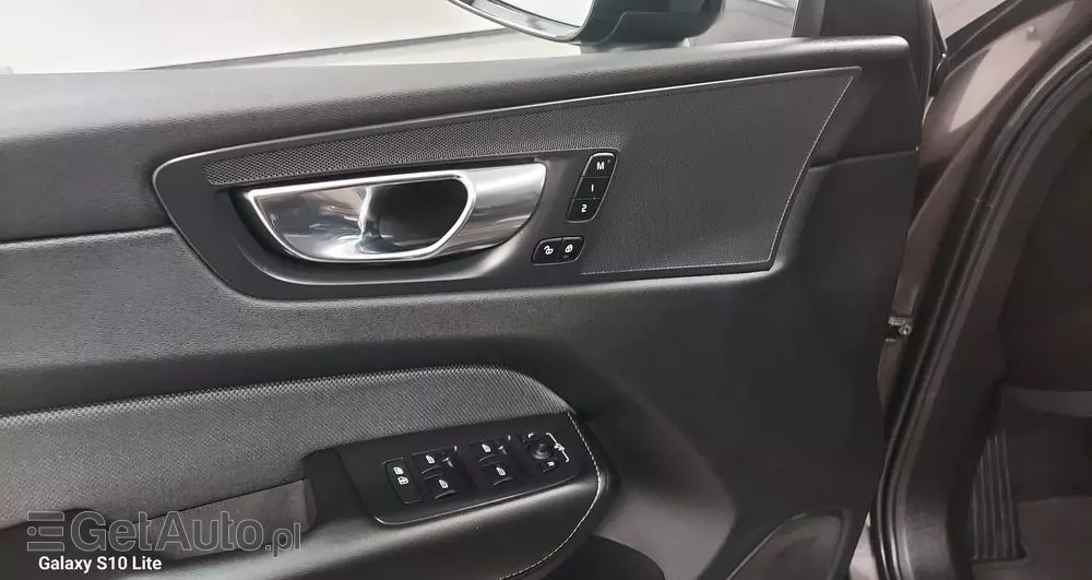 VOLVO XC 60 B4 D Plus Dark