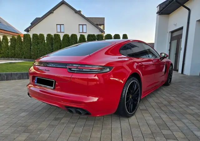 PORSCHE Panamera 