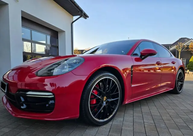PORSCHE Panamera 