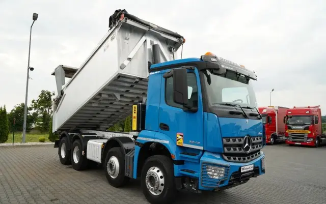 MERCEDES-BENZ AROCS 3243 / 8x4 / WYWROTKA 20m3 / TYLNOZSYP / EURO 6 / OPONY 100 % / ŁADOWNOŚĆ: 19,500 KG / HYDROKLAPA 