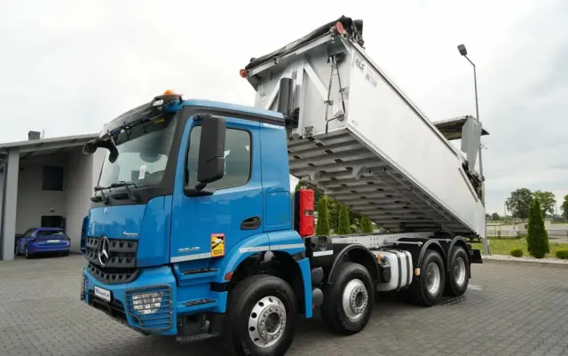 MERCEDES-BENZ AROCS 3243 / 8x4 / WYWROTKA 20m3 / TYLNOZSYP / EURO 6 / OPONY 100 % / ŁADOWNOŚĆ: 19,500 KG / HYDROKLAPA 