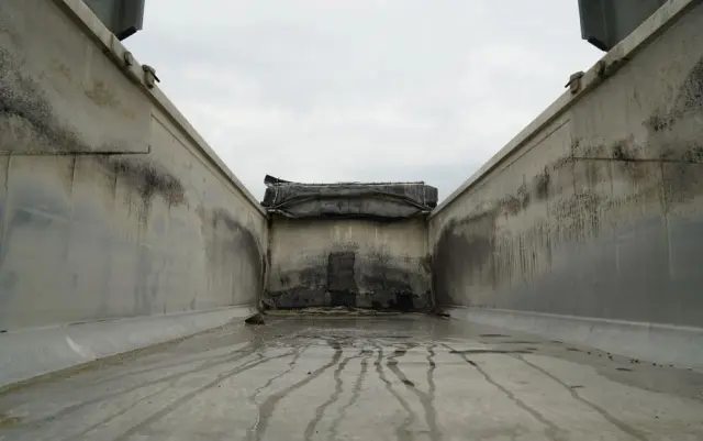 MERCEDES-BENZ AROCS 3243 / 8x4 / WYWROTKA 20m3 / TYLNOZSYP / EURO 6 / OPONY 100 % / ŁADOWNOŚĆ: 19,500 KG / HYDROKLAPA 