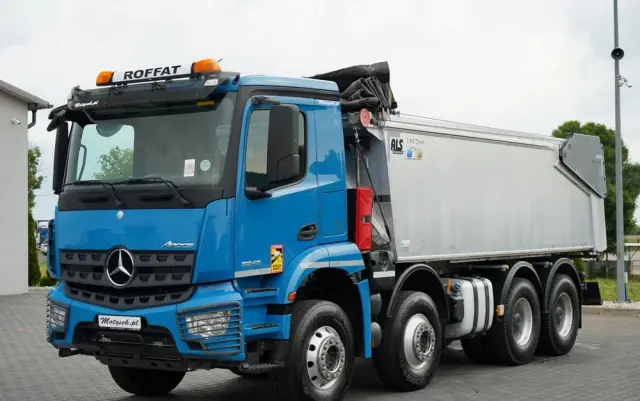 MERCEDES-BENZ AROCS 3243 / 8x4 / WYWROTKA 20m3 / TYLNOZSYP / EURO 6 / OPONY 100 % / ŁADOWNOŚĆ: 19,500 KG / HYDROKLAPA 