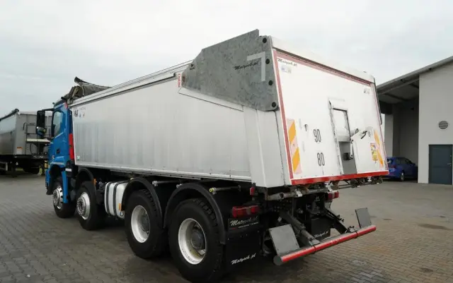 MERCEDES-BENZ AROCS 3243 / 8x4 / WYWROTKA 20m3 / TYLNOZSYP / EURO 6 / OPONY 100 % / ŁADOWNOŚĆ: 19,500 KG / HYDROKLAPA 