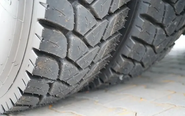 MERCEDES-BENZ AROCS 3243 / 8x4 / WYWROTKA 20m3 / TYLNOZSYP / EURO 6 / OPONY 100 % / ŁADOWNOŚĆ: 19,500 KG / HYDROKLAPA 