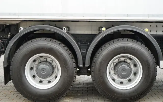 MERCEDES-BENZ AROCS 3243 / 8x4 / WYWROTKA 20m3 / TYLNOZSYP / EURO 6 / OPONY 100 % / ŁADOWNOŚĆ: 19,500 KG / HYDROKLAPA 