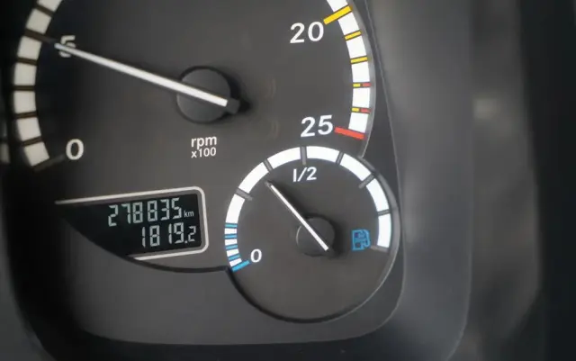 MERCEDES-BENZ AROCS 3243 / 8x4 / WYWROTKA 20m3 / TYLNOZSYP / EURO 6 / OPONY 100 % / ŁADOWNOŚĆ: 19,500 KG / HYDROKLAPA 