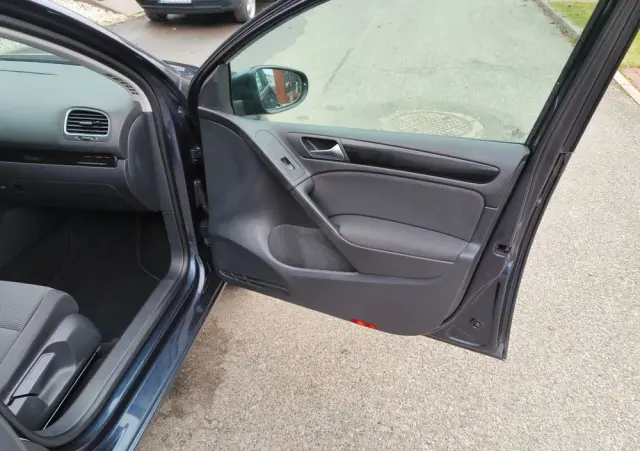 VOLKSWAGEN Golf 1.6 Tour Edition