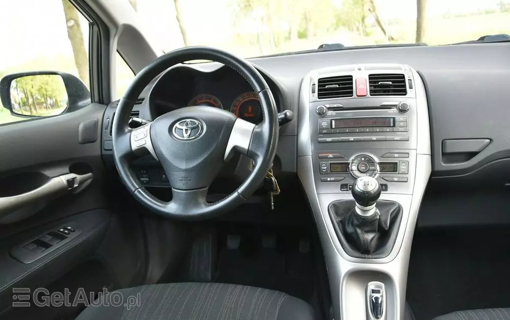 TOYOTA Auris 